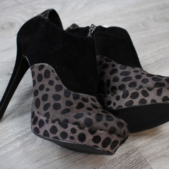 Colin Stuart Black Leapord Shootie Platform Heel - Picture 3 of 6